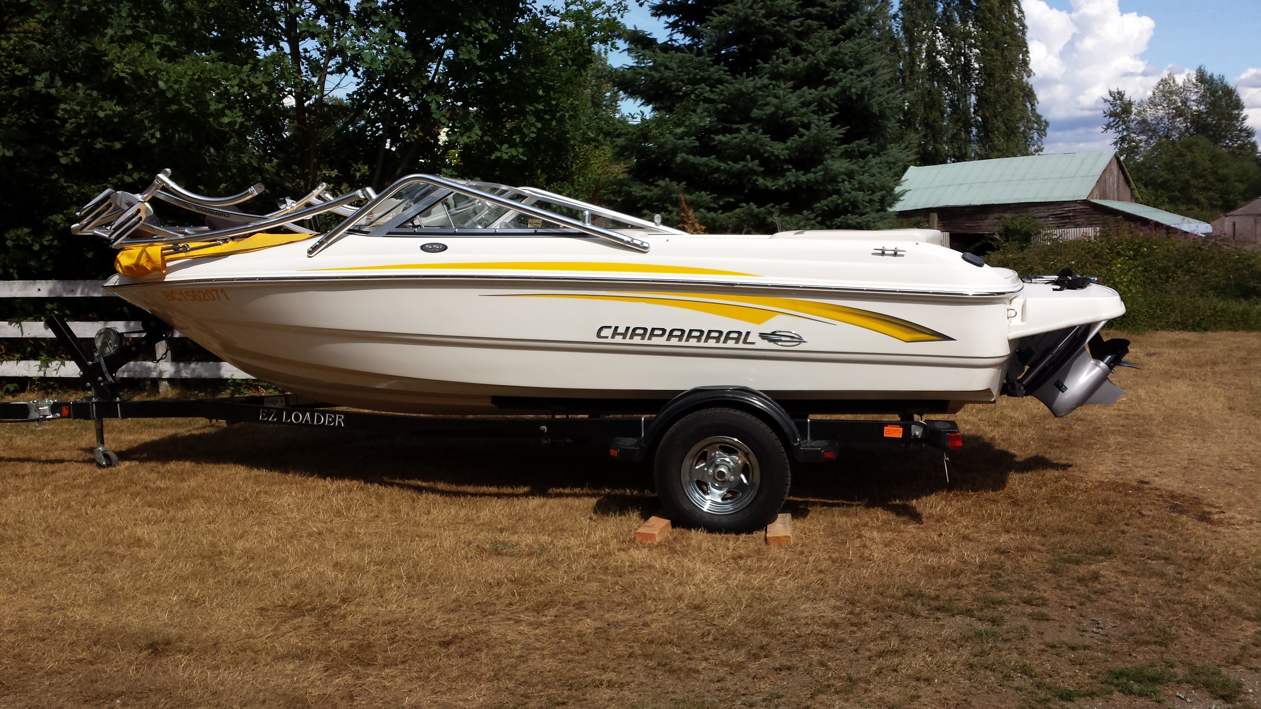 Boat fiberglass repairs and complete boat painter hull painting for a North Vancouver BC customer from MRV Marine Services.